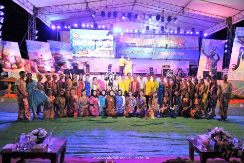 NSTRU provides Batik Fashion Show in the Power of community to encourage an economic Festival 4th  of Nakhon Si Thammarat Province