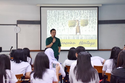 หน่วยวิเทศสัมพันธ์ ร่วมกับ Mr.Bhawika Hikmat Prasetya ให้ความรู้แก่นักศึกษาเรื่อง อังกะลุง เครื่องดนตรีของความสามัคคี