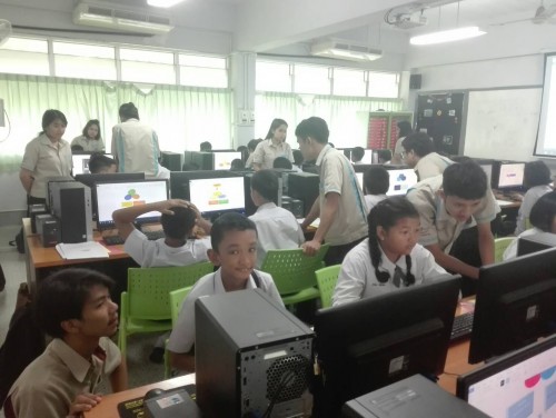 คณะเทคโนโลยีอุตสาหกรรม ให้ความรู้การใช้คอมพิวเตอร์แก่นักเรียน รร.สาธิต มรภ. นศ.