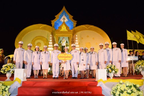 Nakhon Si Thammarat Rajabhat University joins the flower laying ceremony and candle lighting ceremony in celebration of the birthday of His Majesty King Maha Vajiralongkorn Bodindradebayavarangkun