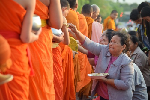 มรภ.นศ. ทำบุญให้ทานไฟและตักบาตรพระภิกษุสงฆ์ จำนวน 61 รูป