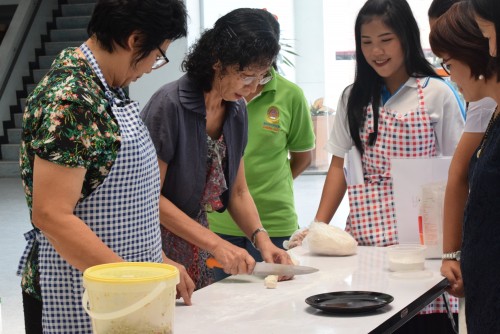 ศูนย์ภาษา จัดกิจกรรมแลกเปลี่ยนวัฒนธรรมตะวันออกโดยผ่านการทำเกี๊ยว