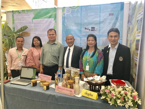 ผู้บริหารเยี่ยมชมนิทรรศการ มรภ.นศ. ในงาน Regional Thailand Research Expo 2018
