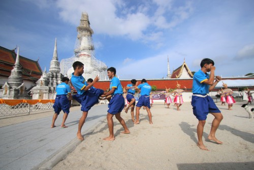 มรภ.นศ. จัดการแสดงต้อนรับนักกีฬา THAI FIGHT เข้าสักการะพระบรมธาตุ