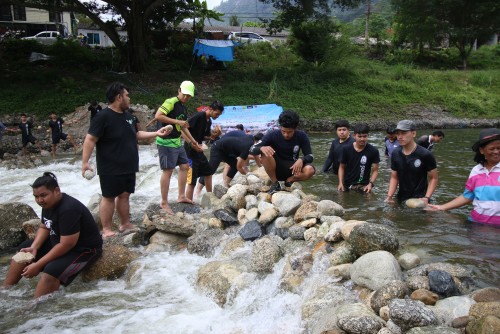 Faculty of Science and Technology constructs the natural dam in Kiriwong community